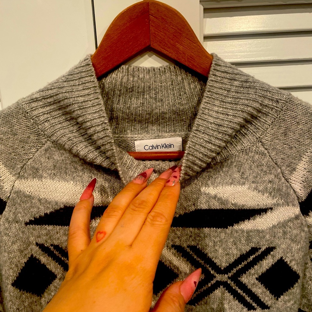 Gray and white pullover sweater